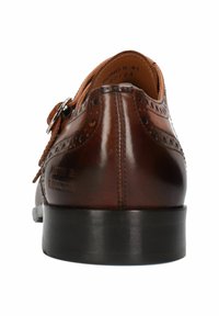 Brune lædersko med brogue-detaljer, rund tå, skarp hæl og en sidebuckle. Glat tekstur med en poleret overflade.