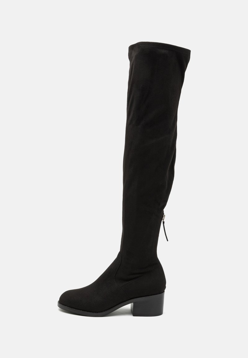 Bottes noires montantes au-dessus du genou en daim souple, avec un bout arrondi, un talon bloc, et une fermeture éclair latérale. Texture lisse sur toute la surface.