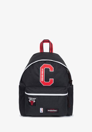 Zaino nero realizzato in tessuto resistente, con logo rosso dei Chicago Bulls ed emblema a "C", bordatura bianca e manico superiore a strisce rosse.