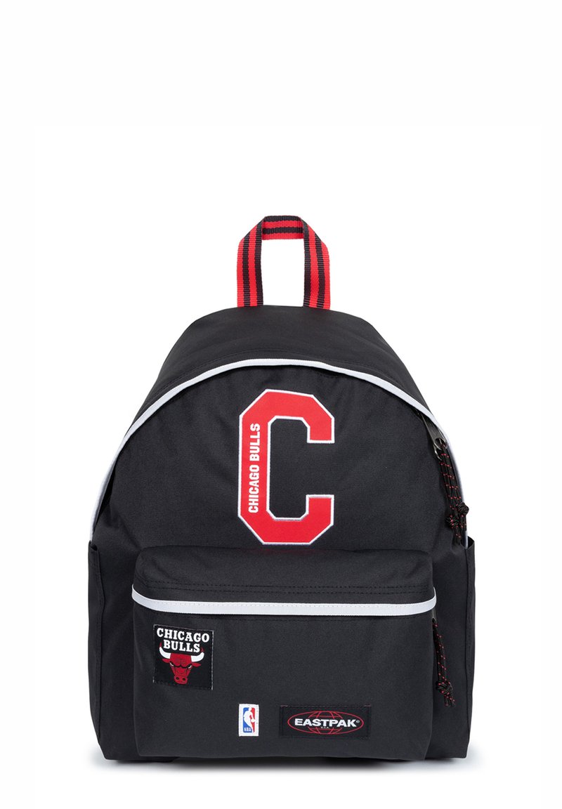 Zaino nero realizzato in tessuto resistente, con logo rosso dei Chicago Bulls ed emblema a "C", bordatura bianca e manico superiore a strisce rosse.