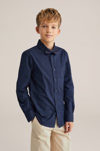 Tamsiai mėlyna ilga rankov�ė madinga marškiniai su derančia kaklaraiščiu, turintis lygų paviršių ir klasikinę apykaklės dizainą.