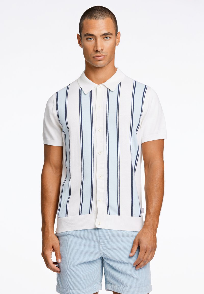 Weißes Kurzarm-Poloshirt mit blauen und marineblauen vertikalen Streifen, mit Kragen und Knopfverschluss vorne.