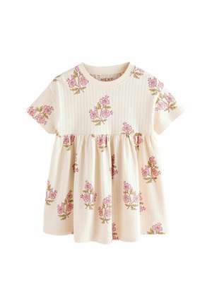 Kurzärmeliges, cremefarbenes Baumwollkleid mit geraffter Taille, das florale Muster in Rosa und Grün sowie eine gerippte Struktur aufweist.