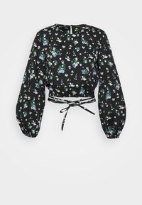 Blouse courte noire à manches longues avec imprimé floral bleu, blanc et vert et un lien à la taille sur fond blanc.