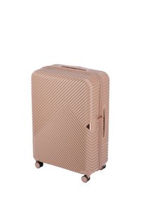 Valise rigide en rose blush avec une texture à rainures diagonales, dotée d'une poche avant, d'accents en or rose et de quatre roues roulantes.