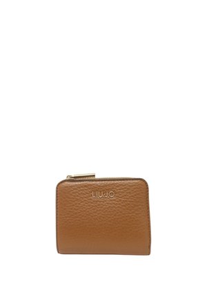 Portafoglio in pelle marrone con finitura testurizzata, chiusura con zip e logo impresso. Forma rettangolare compatta con dettagli in hardware dorato.