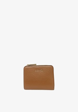 Cartera de cuero marrón con un acabado texturizado, cierre de cremallera y logo en relieve. Forma rectangular compacta con acentos en hardware dorado.
