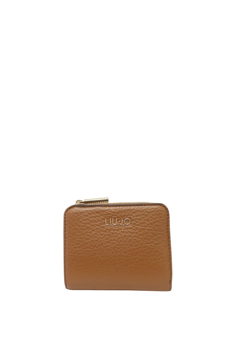 Portafoglio in pelle marrone con finitura testurizzata, chiusura con zip e logo impresso. Forma rettangolare compatta con dettagli in hardware dorato.