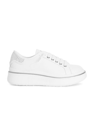 Sneakers bianchi in pelle con superficie liscia, punta rotonda, sei occhielli e un dettaglio testurizzato sul retro, caratterizzati da una suola bianca rigata e una striscia argentata.