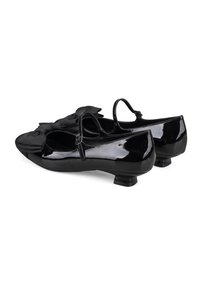 Zwarte laarzen van gepatineerd leer met een ronde neus, strikaccenten en een lage blokhak. Voorzien van verstelbare enkelbandjes voor een veilige pasvorm.