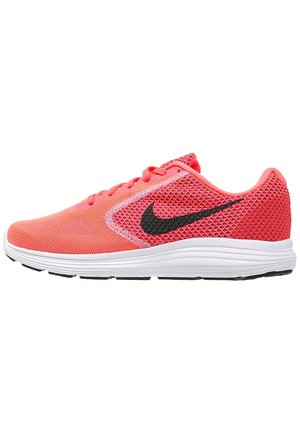 Jasnoróżowy, koralowy but do biegania z siateczki z białą podeszwą i czarnym logo Nike, pokazany z profilu na białym tle.