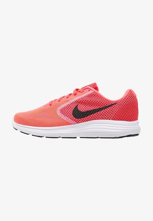 Chaussure de course en mesh corail vif avec semelle blanche et logo Nike noir, vue de profil sur fond blanc.