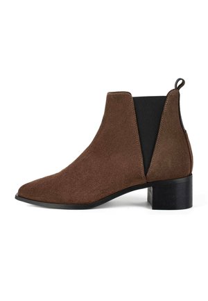 Stivale alla caviglia in suede marrone con punta affusolata, pannelli laterali elasticizzati e tacco a blocco nero basso. Texture morbida con cuciture senza soluzione di continuità.