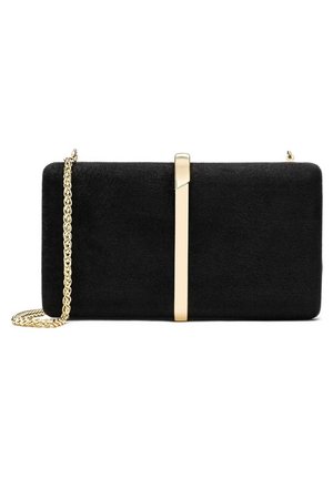 Sort rektangulær clutch taske med guld lodret stang accent og guldkæde rem liggende fladt på hvid baggrund.
