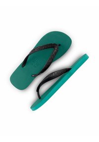 Groene rubberen slippers met een structuur in de voetbed en zwarte geweven bandjes, met een slank ontwerp en subtiele branding op het voetbed.