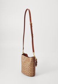 COACH WILLOW SOFT BUCKET BAG 19 IN SIGNATURE CANVAS - Håndtasker - tan caramel