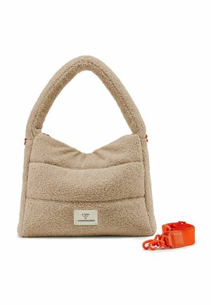 Borsa in tessuto teddy beige con manico curvo, fronte trapuntato e placca logo argentata. Include una tracolla staccabile arancione.
