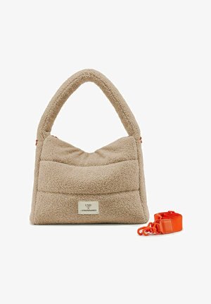 Beige Teddy-Stoff-Handtasche mit einem gebogenen Griff, einer gesteppten Vorderseite und einer silbernen Logo-Platte. Inklusive einem abnehmbaren orangen Tragegurt.