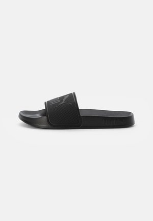 Czarna sandałka Puma typu slide z teksturowanym paskiem i tłoczonym logo, profilowaną wkładką i płaską podeszwą.