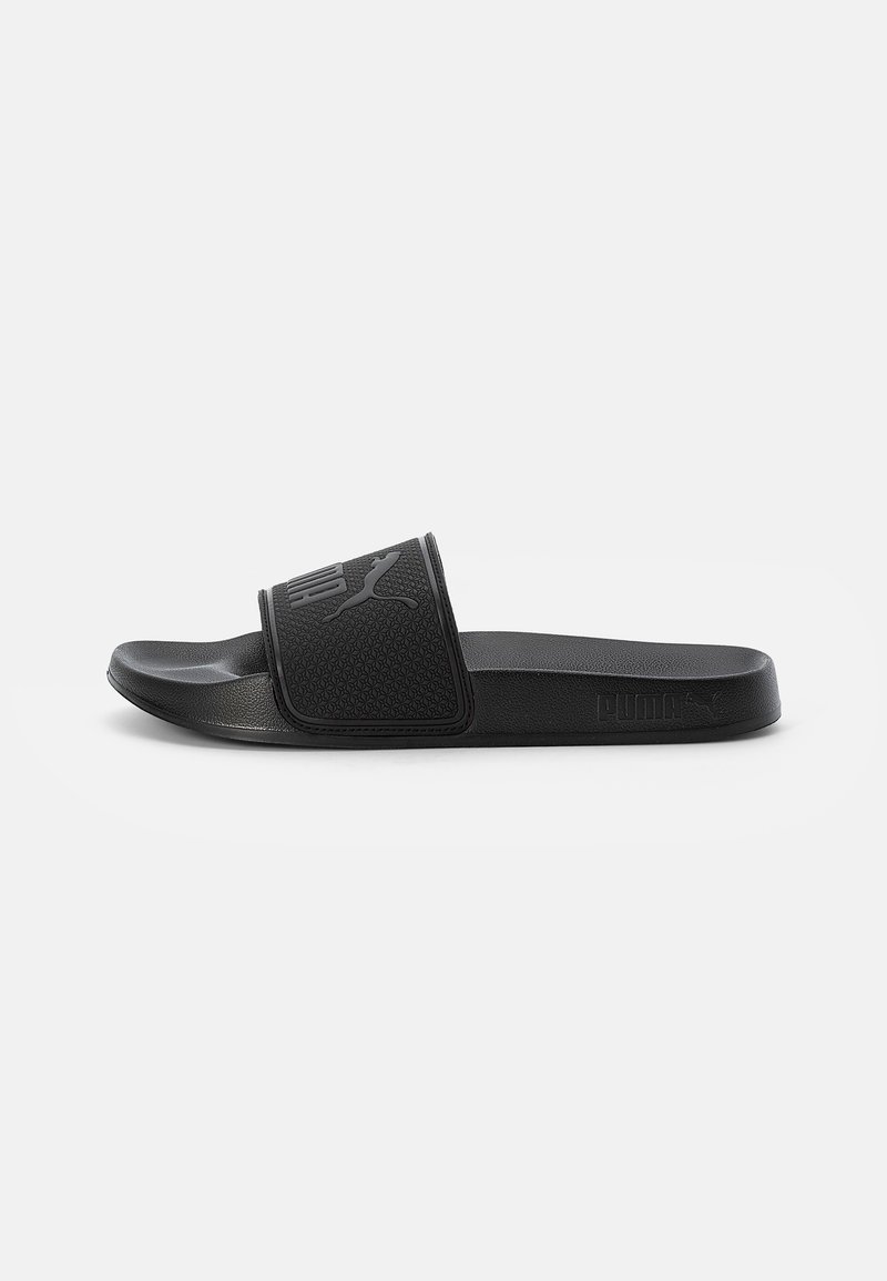 Sandale slide noire Puma avec bride texturée et logo embossé, semelle intérieure moulée et semelle plate.