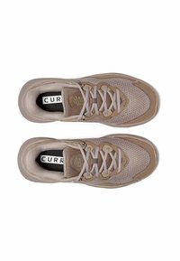 Beige sportieve schoenen met een mesh bovenwerk, textuuraccenten, platte veters en een gevoerde binnenzool. Voorzien van een logo en een ronde teenvorm.