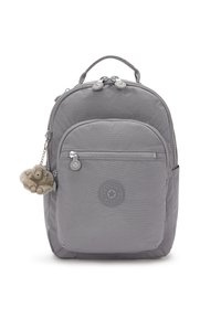Sac à dos en nylon gris avec une texture lisse, comprenant deux compartiments zippés, un patch logo et un porte-clés en forme de singe.