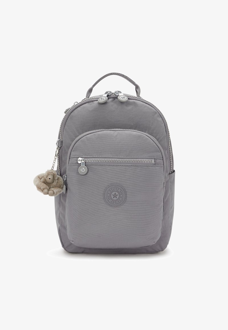 Zaino in nylon grigio con texture liscia, dotato di due scomparti con zip, patch con logo e un portachiavi a forma di scimmia.