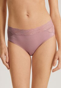 Różowe hipsterskie majtki mają koronkowy pasek w kwiatowy wzór. Materiał jest gładki, co zapewnia wygodne dopasowanie.