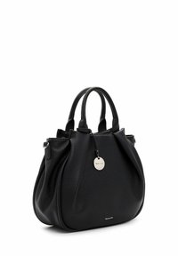 Sac à main en cuir noir avec une finition texturée, doté de deux anses, d'une étiquette ronde en métal et d'une fermeture zippée. Forme lisse et arrondie.