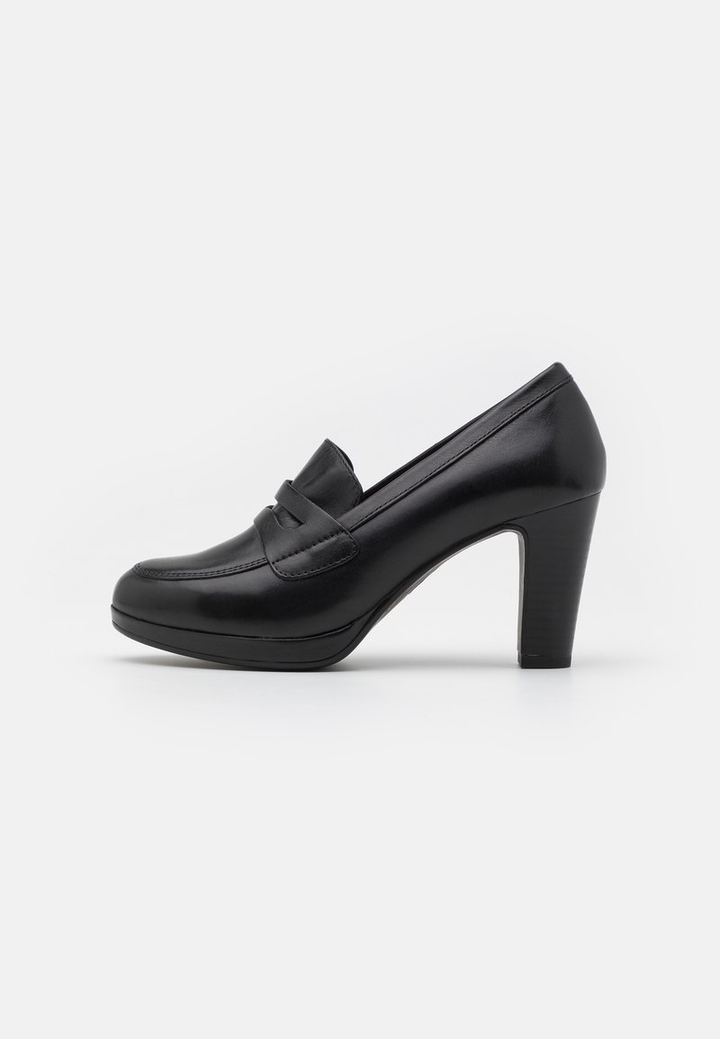 Mocassino nero in pelle con tacco alto e punta arrotondata, cuciture visibili e una cinghia decorativa sulla parte anteriore. Superficie liscia e suola imbottita.