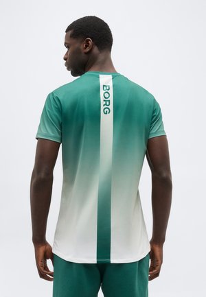 Man draagt een groen-wit ombré shirt met een verticale witte streep en de tekst "BORG" op de bovenrug, staand met de rug naar de kijker.