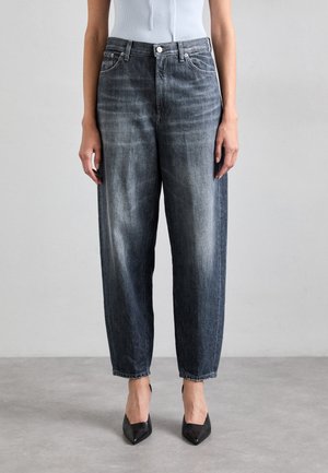 Jeans a gamba larga in denim scuro con finitura sbiadita, vita alta e design a cinque tasche. Abbinati a tacchi neri a punta.