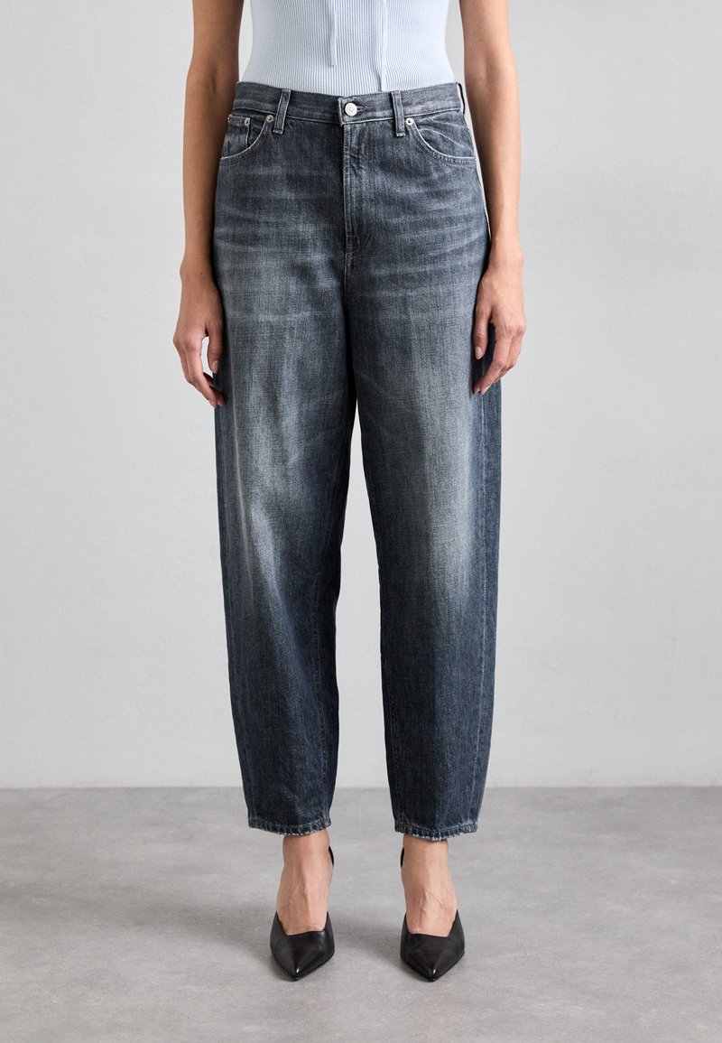 Mørke denim vide benjeans med en falmet finish, høy livhøyde og fem-lommers design. Kombinert med svarte spisse hæler.