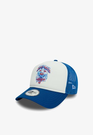 Cappellino trucker blu e bianco con grafica di Superman. Retro in rete, visiera piatta e patch con logo ricamato sulla parte anteriore.