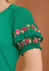 Love & Roses EMBROIDERED SHORT PUFF SLEEVE REGULAR FIT - Apdrukāts T-krekls - green