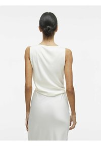 Satinové šaty v off-white barvě, s výstřihem na zádech, bez rukávů a splývavou strukturou, která elegantně klesá k dolnímu lemu.