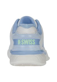 Hvit treningstsko med blå og lyseblå stripe-design, teksturert nettingoverdel og gummisåle. "K-SWISS"-logo i grønt på siden.