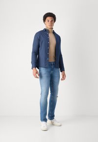 Tommy Jeans SCANTON SLIM - Vaqueros slim fit - denim medium