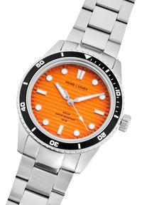 Reloj solar Pierre Lannier con un dial texturizado naranja, caja y pulsera de acero inoxidable plateado, bisel negro y marcadores de hora blancos.