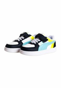 Zapatillas con una parte superior de cuero azul marino, acentos en azul claro, puntera perforada blanca, detalles amarillos y negros, y un cierre de tira de Velcro.