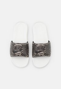 Nike Sportswear VICTORI ONE SLIDE PRINT - Pantoletai - desert sand/black/summit white