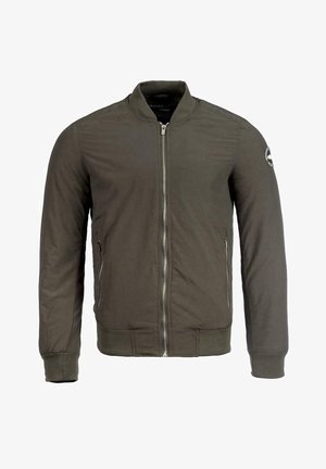 Bomberka w oliwkowej zieleni z zamkiem z przodu, ściągaczami na mankietach i u dołu, płaskim kołnierzem oraz kieszeniami po bokach. Posiada okrągłą naszywkę na rękawie.