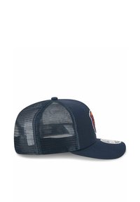 Marineblaue Kappe mit strukturiertem Frontbereich und Netzrücken. Mit einem bunten Logo auf der Vorderseite und einem gebogenen Schild. Mit Größenverstellungsriemen.