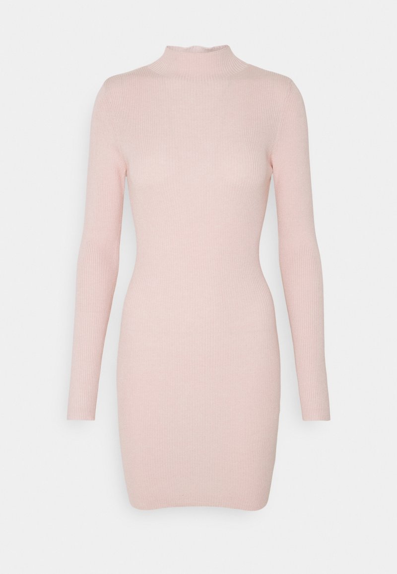 Robe tricotée à manches longues de couleur rose clair avec un col montant et une silhouette ajustée, présentant une texture côtelée sur toute la surface.