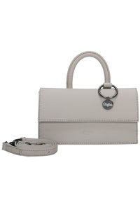 Bolso de mano de imitación cuero gris con un asa superior, correa desmontable y un acento en forma de anillo metálico circular. Presenta un cierre con solapa y costuras visibles.