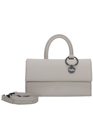 Sac à main en simili cuir gris avec une poignée supérieure, une bandoulière détachable et un accent en métal en forme de cercle. Il dispose d'une fermeture à rabat et de coutures visibles.