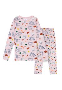 Ensemble de pyjama à manches longues rose avec un pantalon assorti, présentant des motifs colorés d'animaux et de nature en bleu, rouge, vert et jaune sur un tissu doux.