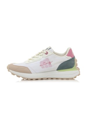 Zapatilla blanca con acentos en beige, rosa y verde. Presenta una parte superior de tela texturizada, un cuello acolchado y una suela con patrón para mayor agarre.