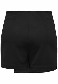 Shorts noirs ajustés avec une texture lisse, taille haute et une coupe légèrement évasée en bas. Comprend deux poches latérales discrètes.