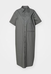 Robe longue gris foncé boutonnée avec manches courtes, col et une poche poitrine sur le côté gauche.